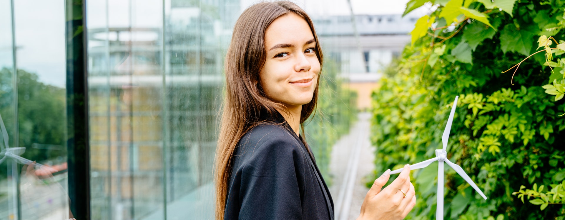 Junge Frau mit Model Windrad