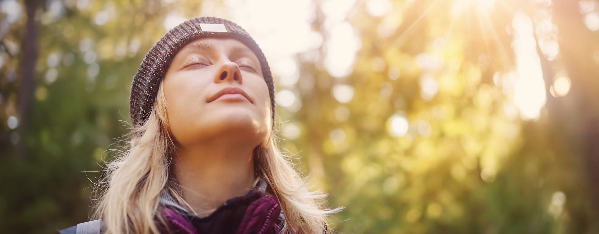 Person in der Natur mit Sonnenschein - Titelbild Erneuerbare Energien & Kraftwerke