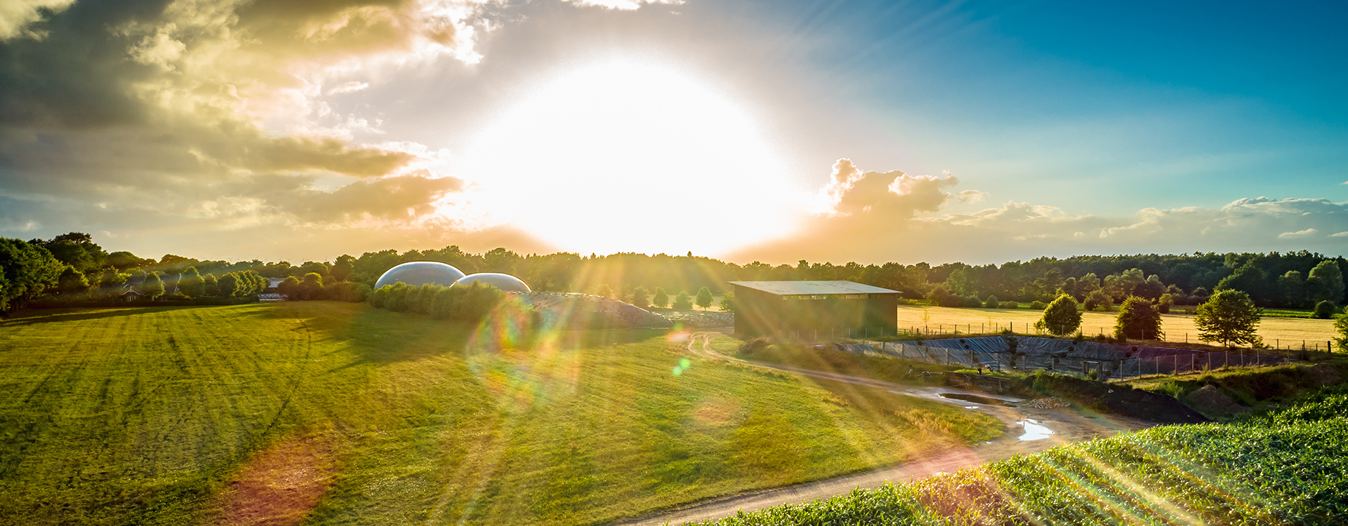 Biogasanlage im Sonnenschein