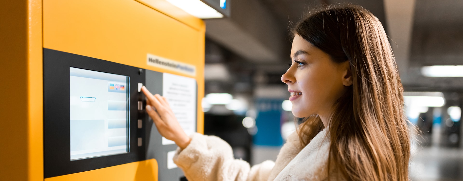 Frau an einem Parkhaus-Kassenautomat