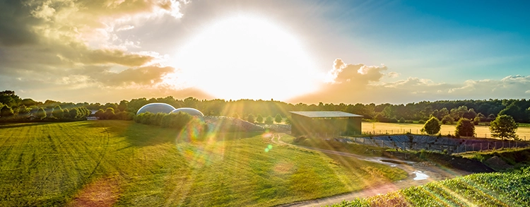 Biogasanlage im Sonnenschein
