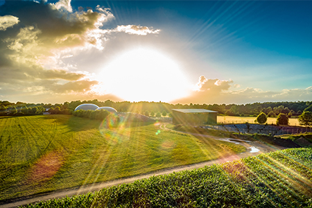 Biogasanlage im sonnenschein