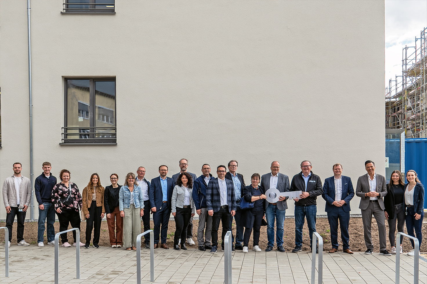 Oberbürgermeister Michael Salomo gemeinsam mit Vorstandsvorsitzendem Dieter Brünner und Vorstand Markt Erich Weber (Stadtwerke Heidenheim AG), Bürgermeisterin a. D. Simone Maiwald, Mitarbeitenden der Stadtwerke Heidenheim AG und der Hufnagel Part GmbB sowie den Architekten von arabzadeh.schneider.wirth bei der symbolischen Schlüsselübergabe an das DRK Heidenheim und die Radiologie und Nuklearmedizin Ostalb.