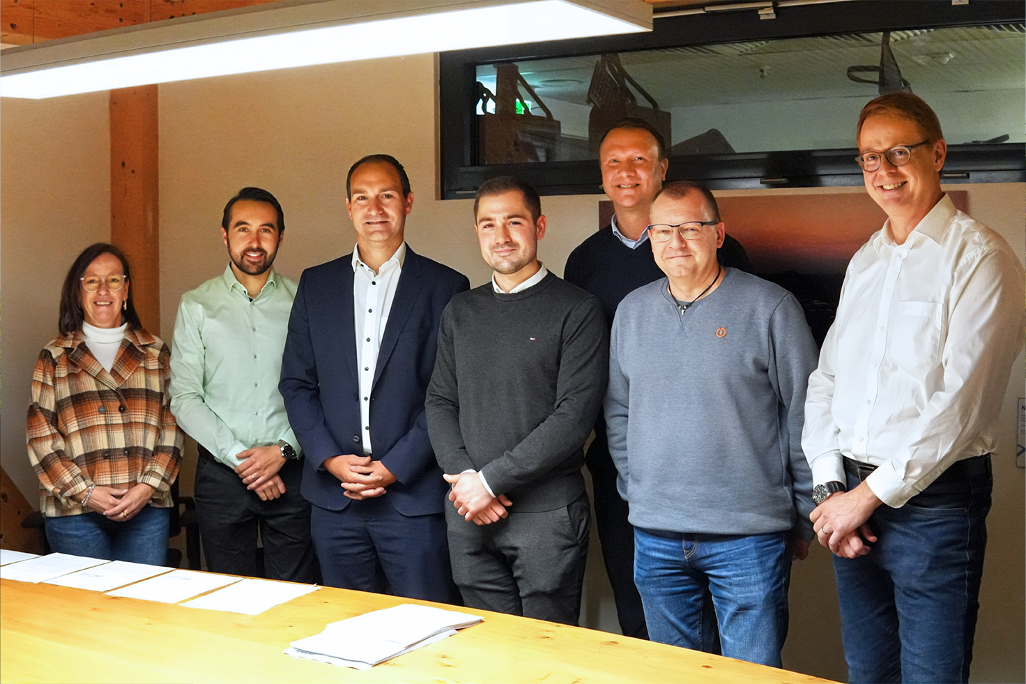 Vertreter der Stadtwerke AG und der JUWI-Gruppe bei der Vertragsunterzeichnung