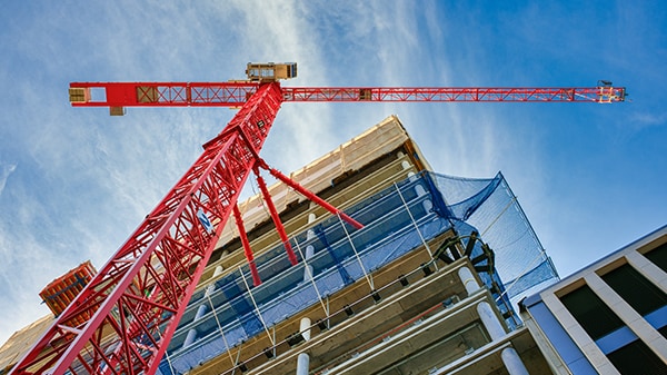 Baustelle mit Gebäude und Kran